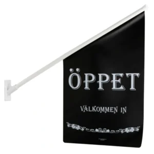 Flagga ''Öppet'' svart med vit text
